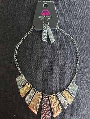 paparazzi Iridescent Gold-Green-Red Textured Fan Necklace